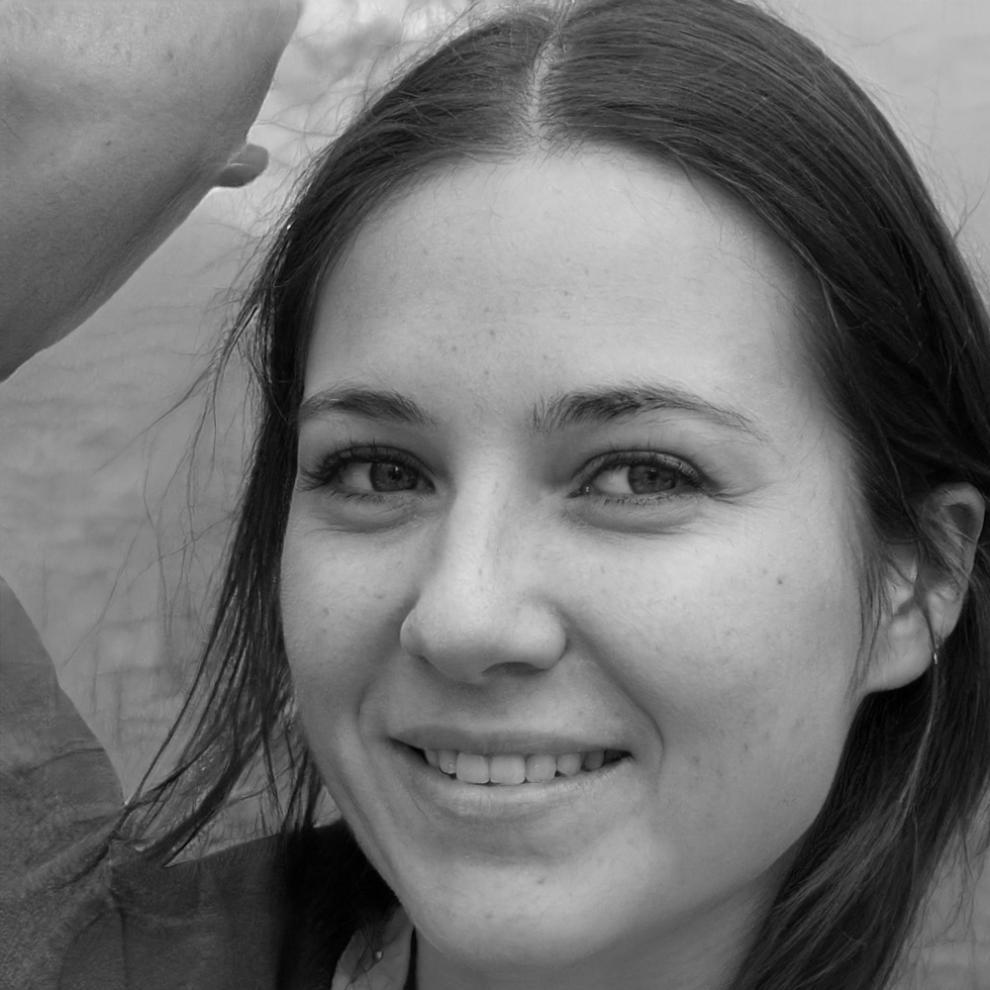 Ritratto di Elena Marchetti, esperta in tecniche commerciali di manicure